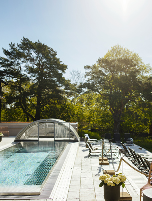 Utomhuspool på sommaren 