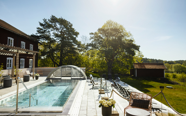 Utomhuspool på sommaren 