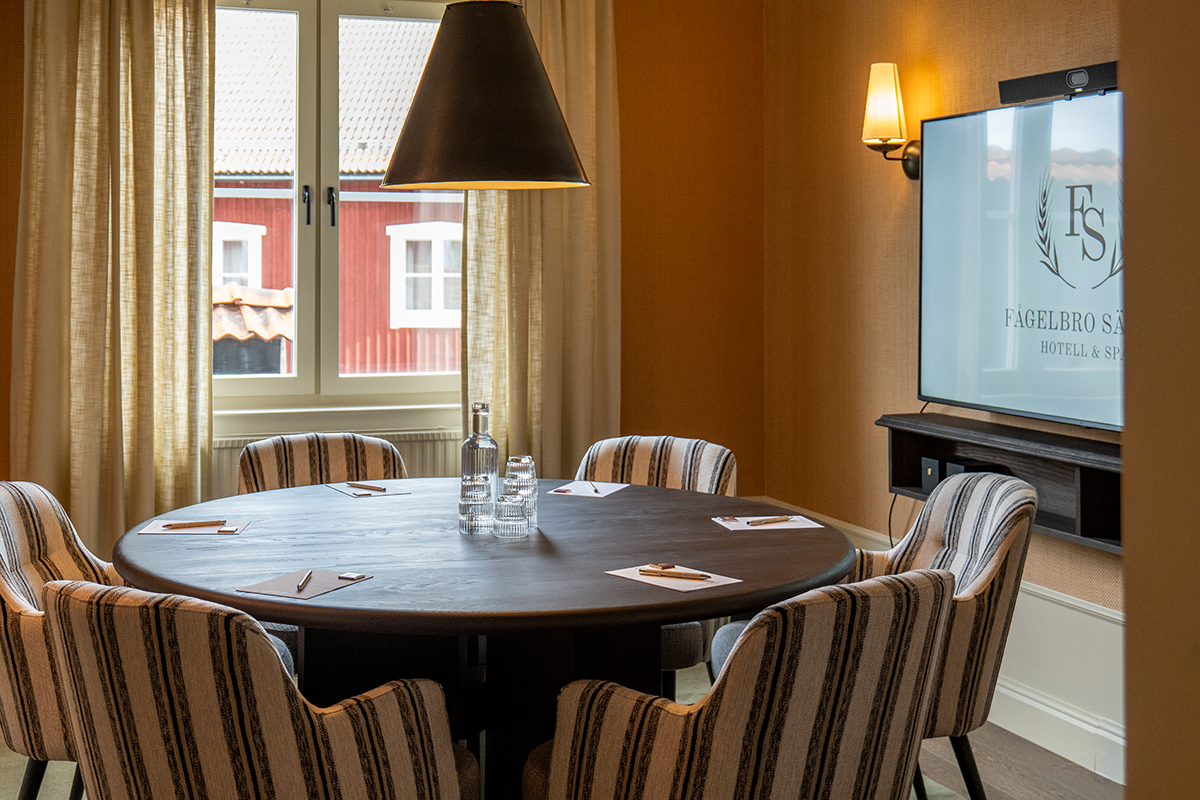 Konferensrum med mjuka fåtöljer och vackra snickerier