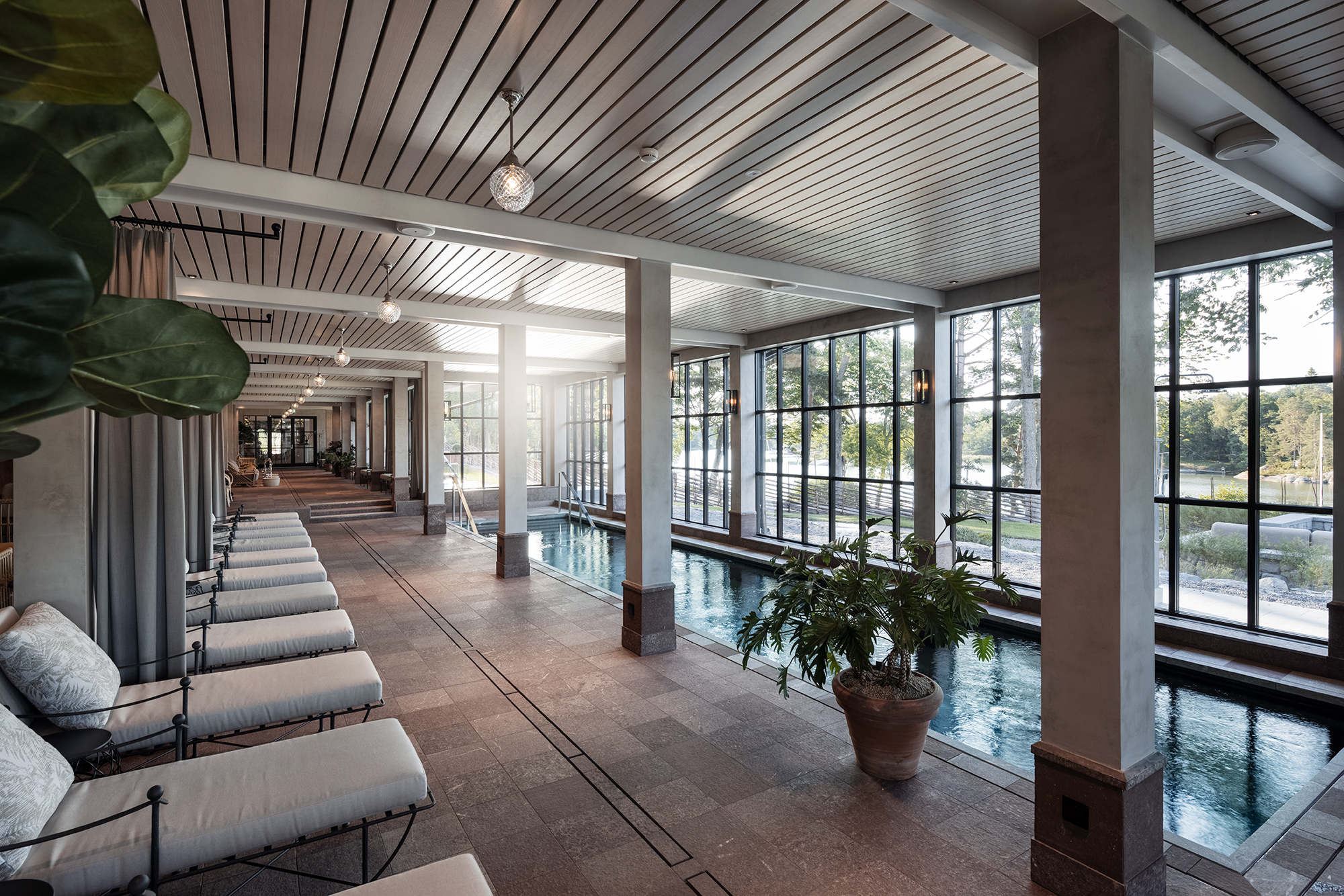 Stor inomhuspool i hotellets spa