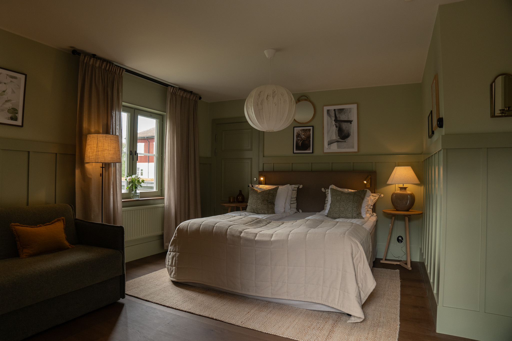 Hotellrum med dubbelsäng och privat terrass