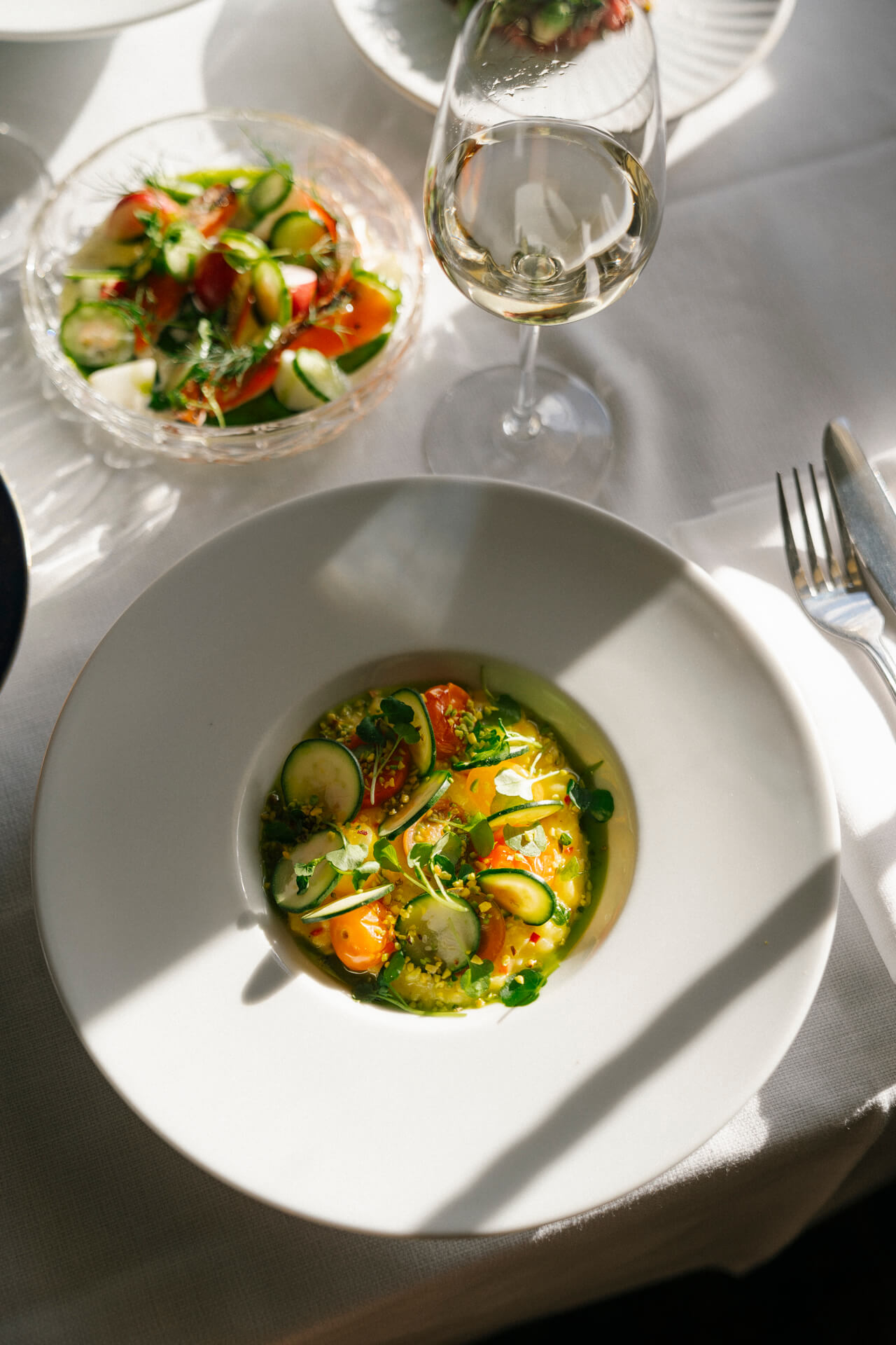 Måltid serveras med ett glas vitt vin