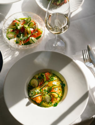 Måltid serveras med ett glas vitt vin