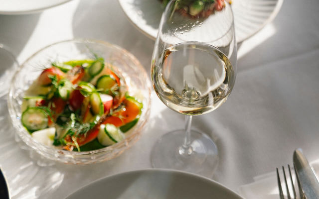 Måltid serveras med ett glas vitt vin