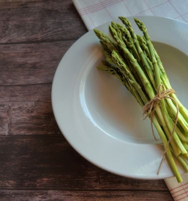 Färsk grön sparris på en tallrik