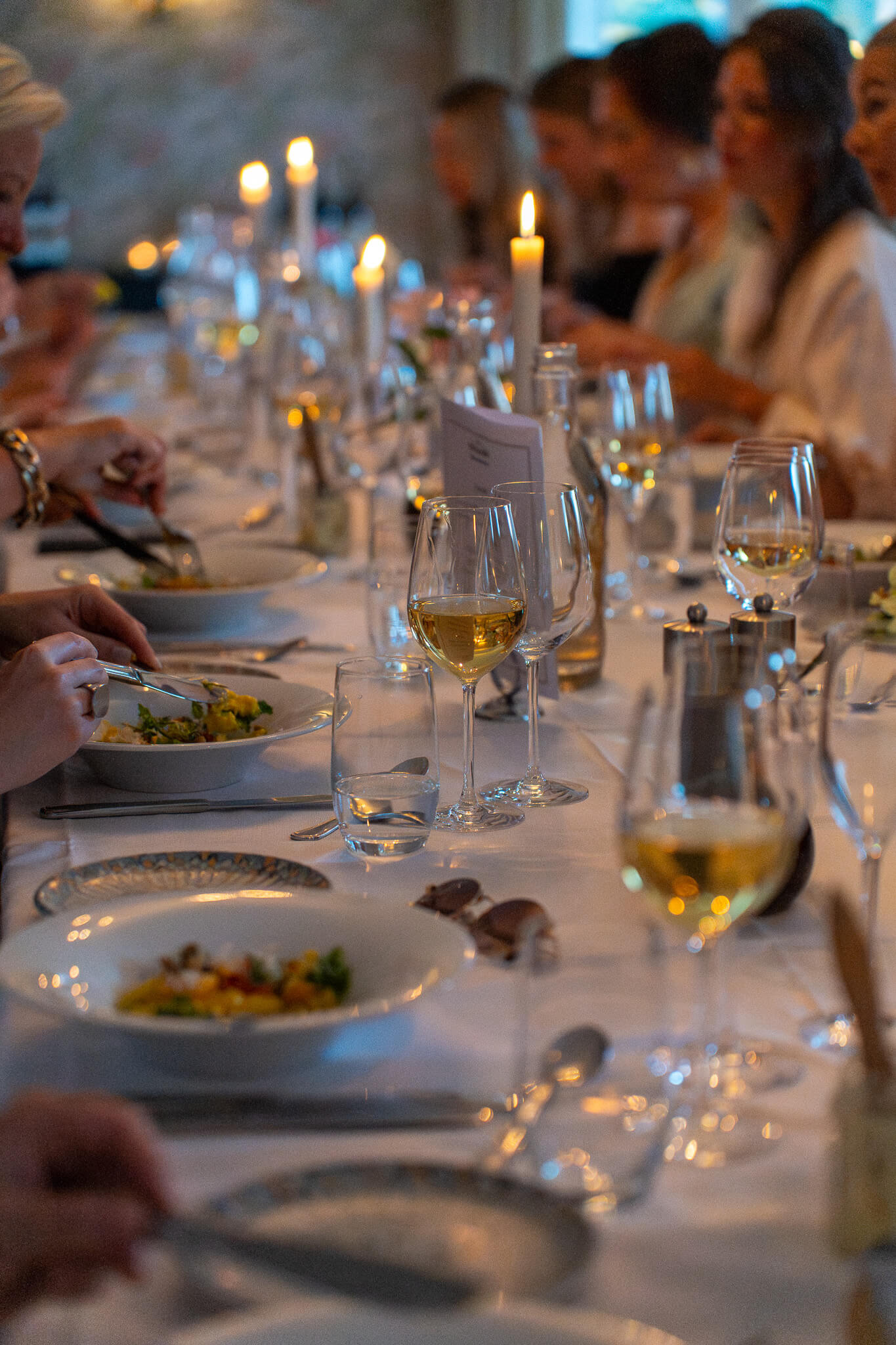 Middag serveras till en stor konferensgrupp