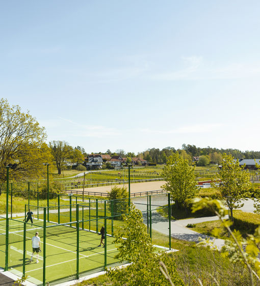 Padelbanor i grönskande omgivningar