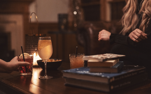 Drinkar på ett bord i en av hotellets salonger