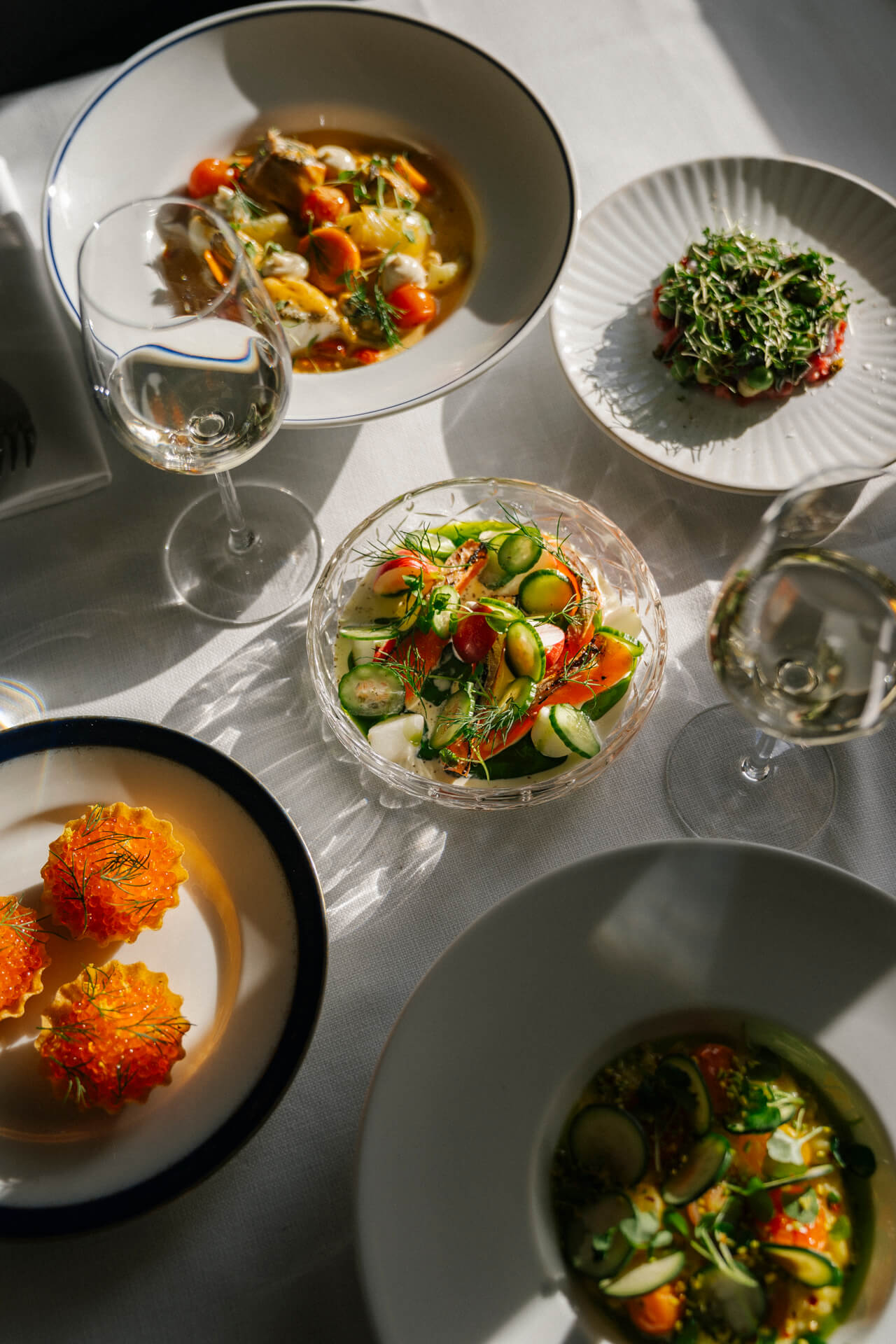 Flera maträtter med färska och säsongsbetonade råvaror