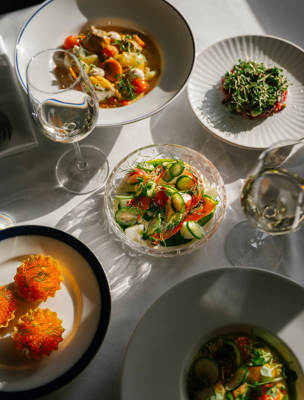 Flera maträtter med färska och säsongsbetonade råvaror