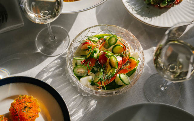 Flera maträtter med färska och säsongsbetonade råvaror