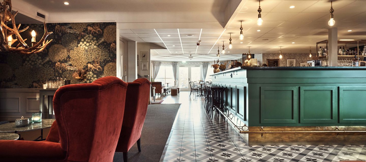 Lobby med välkomnande bar och sköna sittplatser