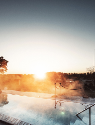 Varm utomhuspool med vacker utsikt under vintertid