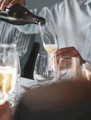 Champagne hälls upp i glas