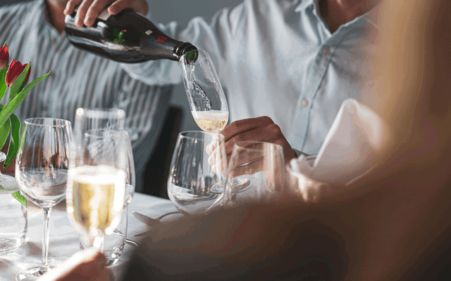 Champagne hälls upp i glas