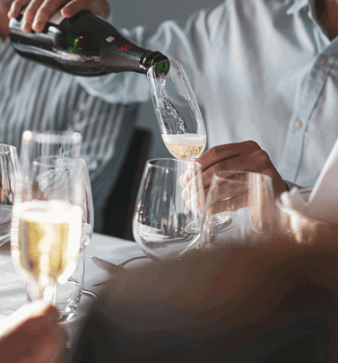 Champagne hälls upp i glas