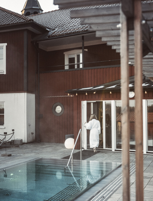 Varm utomhuspool vid Fågelbro Säteri på Värmdö