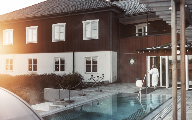 Varm utomhuspool vid Fågelbro Säteri på Värmdö