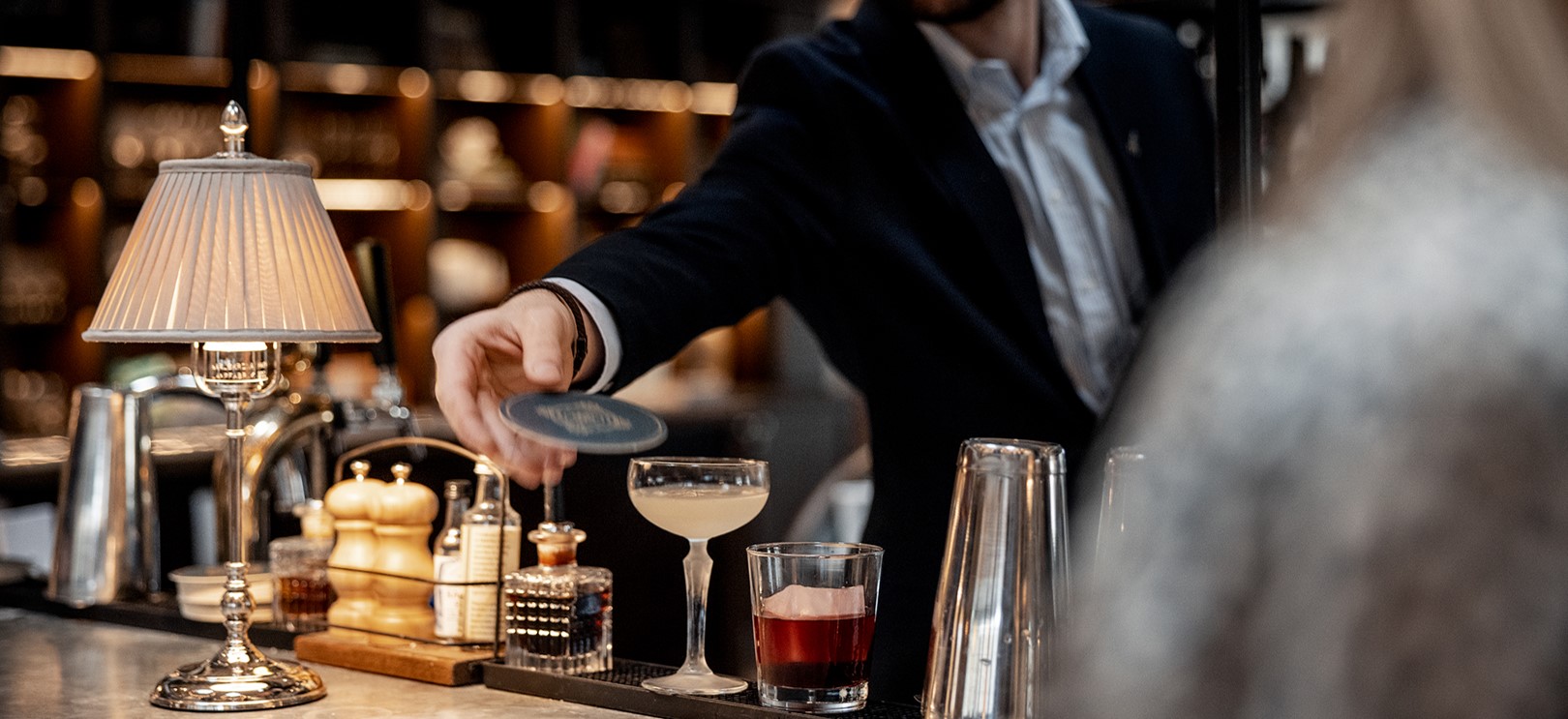 Drinkar serveras i baren