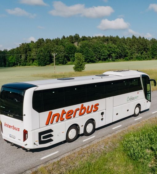 Buss kör konferensgrupp till Fågelbrolandet på Värmdö