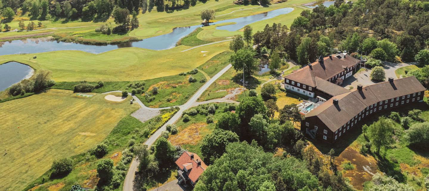 Fågelbro Säteri är omgiven av en vacker golfbana och skog