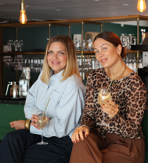 Två kvinnor sitter vid en hotellbar på Värmdö