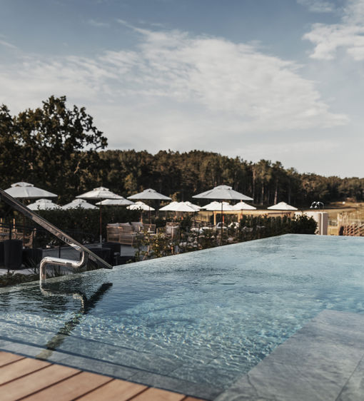 Pool i skärgården med soligt väder