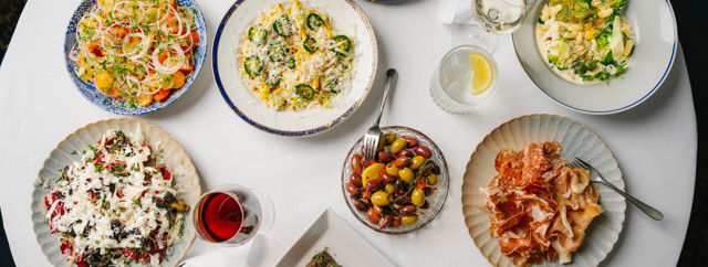 Uppdukat bord med flera olika sorters mellanrätter