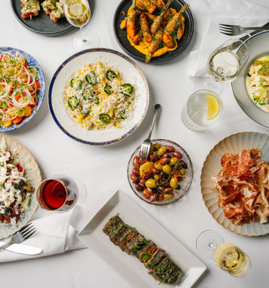 Uppdukat bord med flera olika sorters mellanrätter