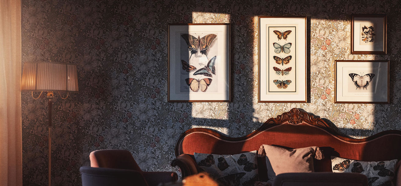 Vacker salong med tavlor på fjärilar