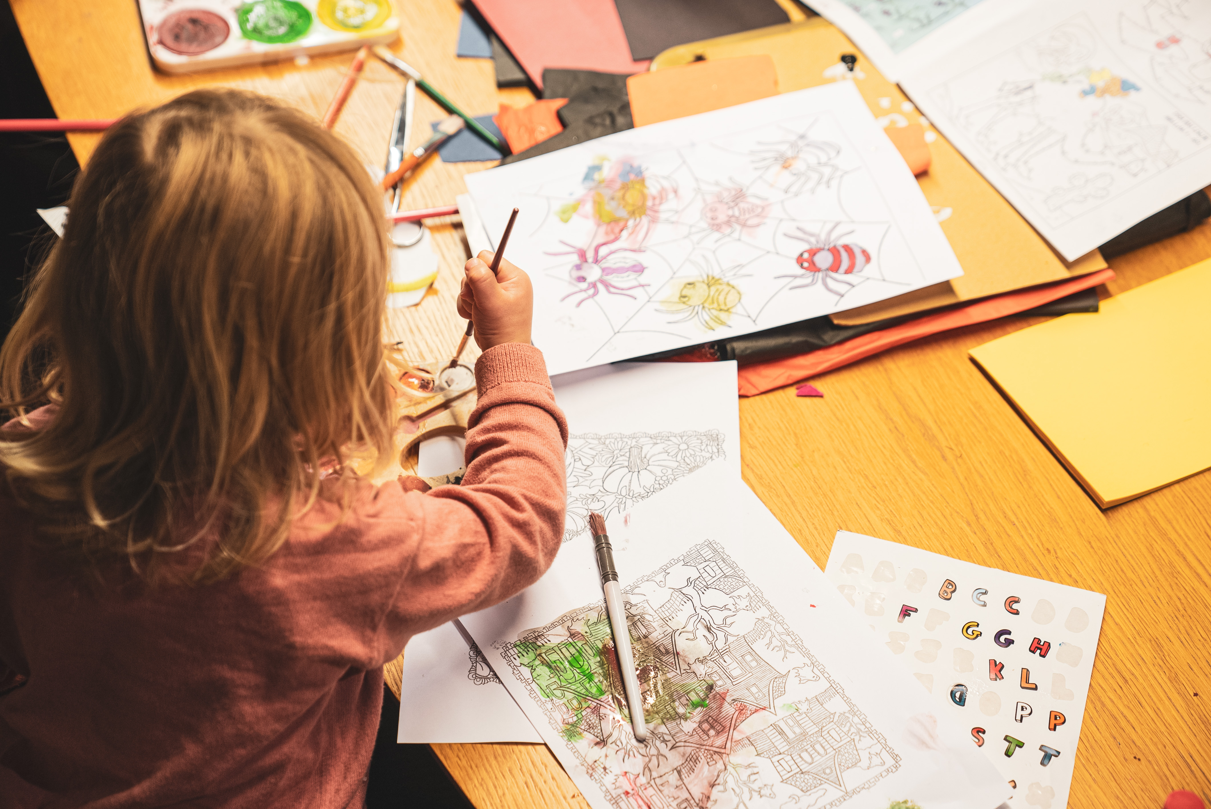 Ett barn pysslar och målar