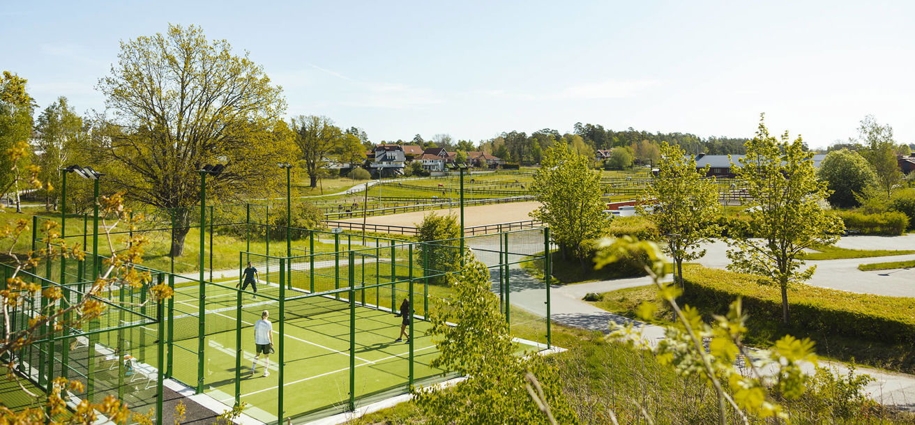 Padelbanor i grönskande omgivningar
