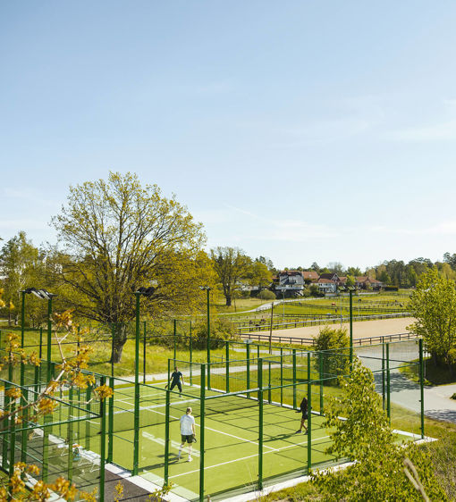 Padelbanor i grönskande omgivningar
