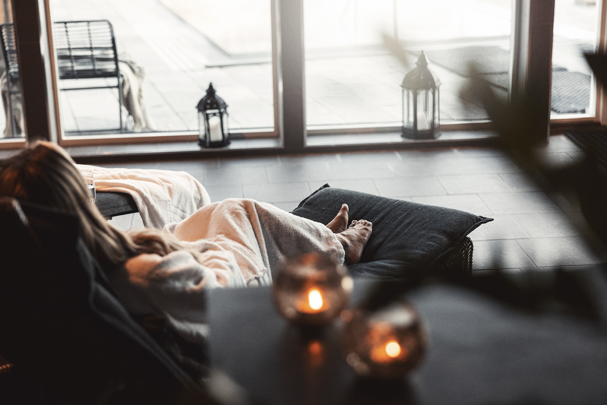 Person kopplar av i sköna fåtöljer på relaxavdelningen