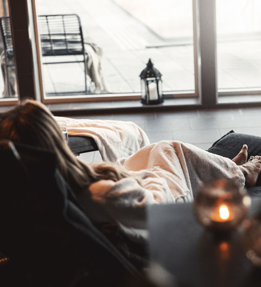 Person kopplar av i sköna fåtöljer på relaxavdelningen