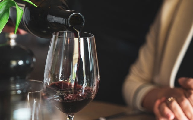 Servitör serverar vin i restaurangen