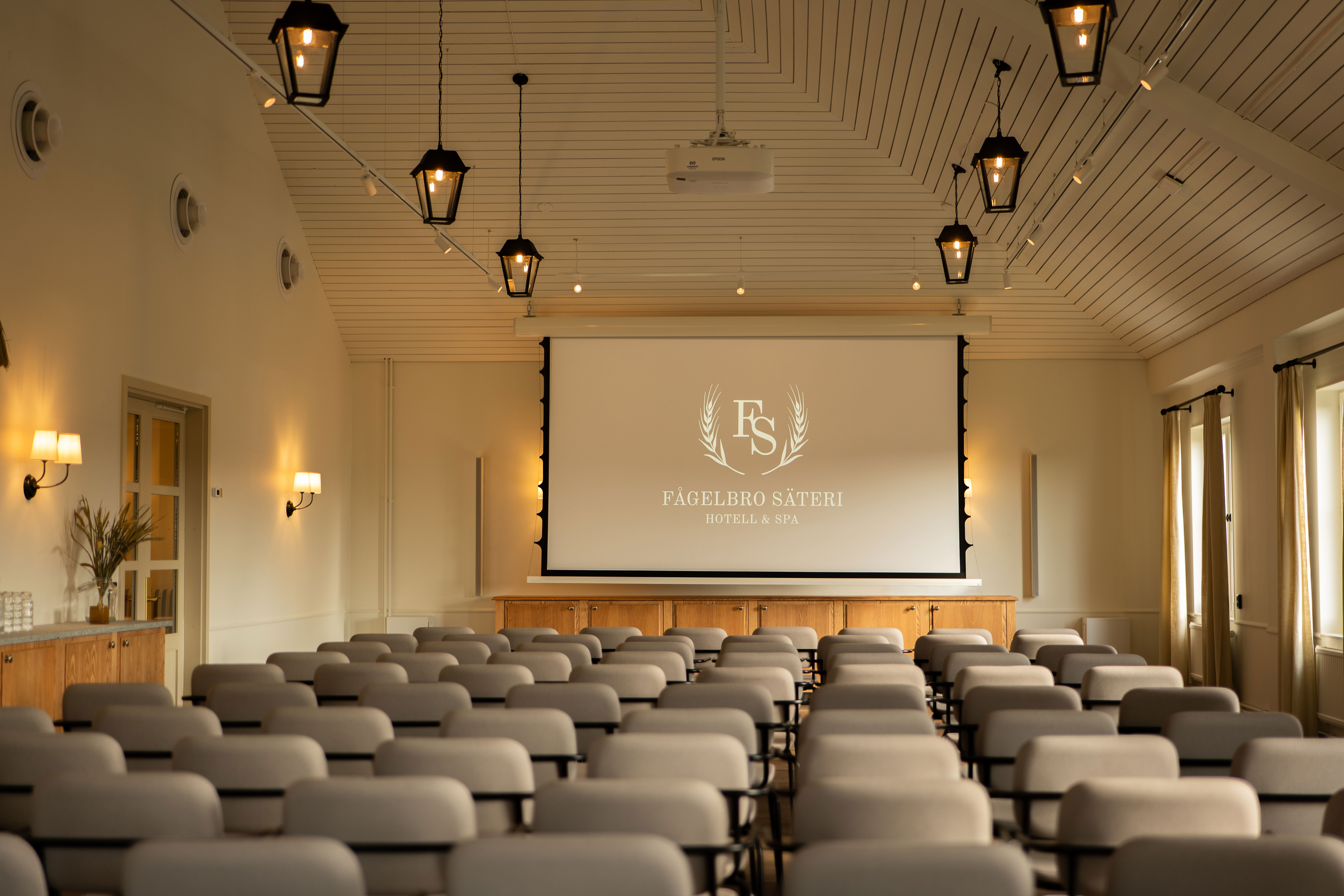 Ljus konferenslokal för 120 personer på Värmdö