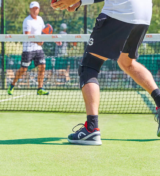 Två personer spelar padel utomhus