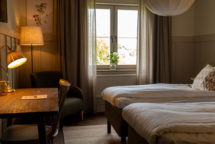 Hotellrum med två separata sängar - perfekt för konferensgäster