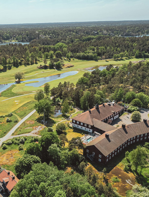 Överblick av hela hotellet och de gröna omgivningarna på Värmdö