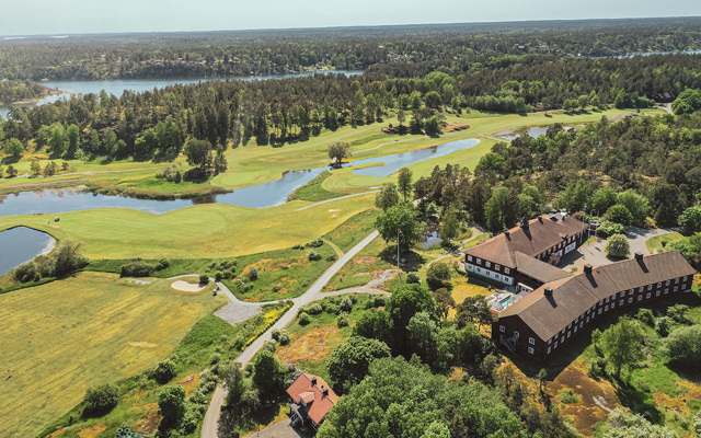 Överblick av hela hotellet och de gröna omgivningarna på Värmdö