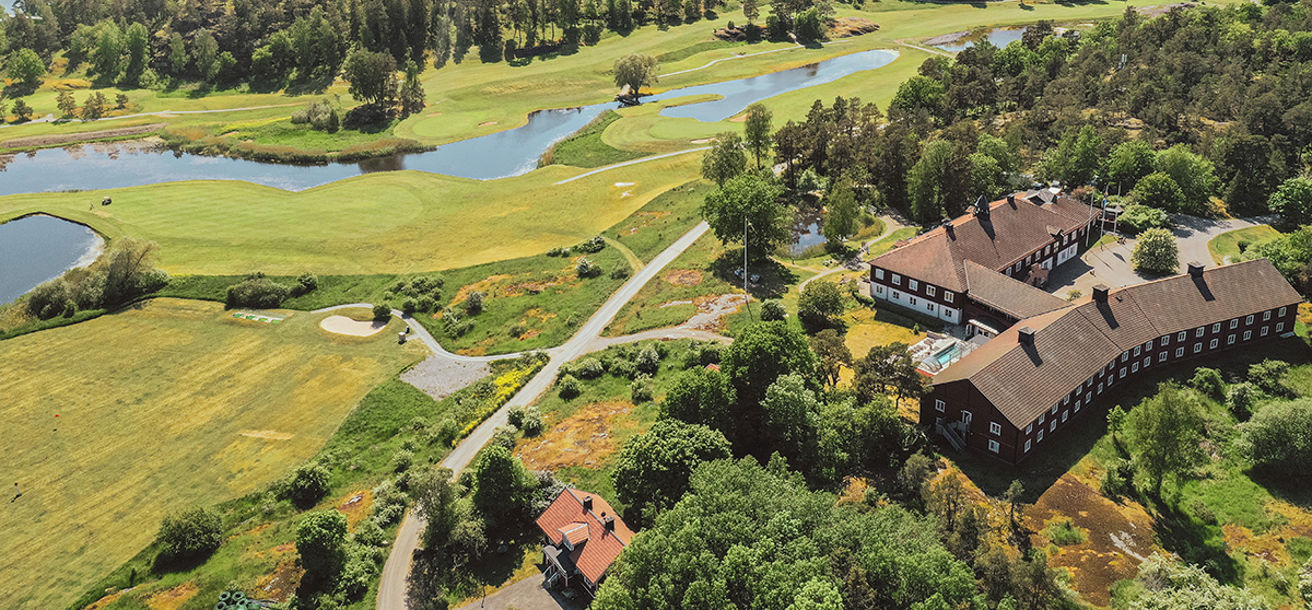 Överblick av hela hotellet och de gröna omgivningarna på Värmdö