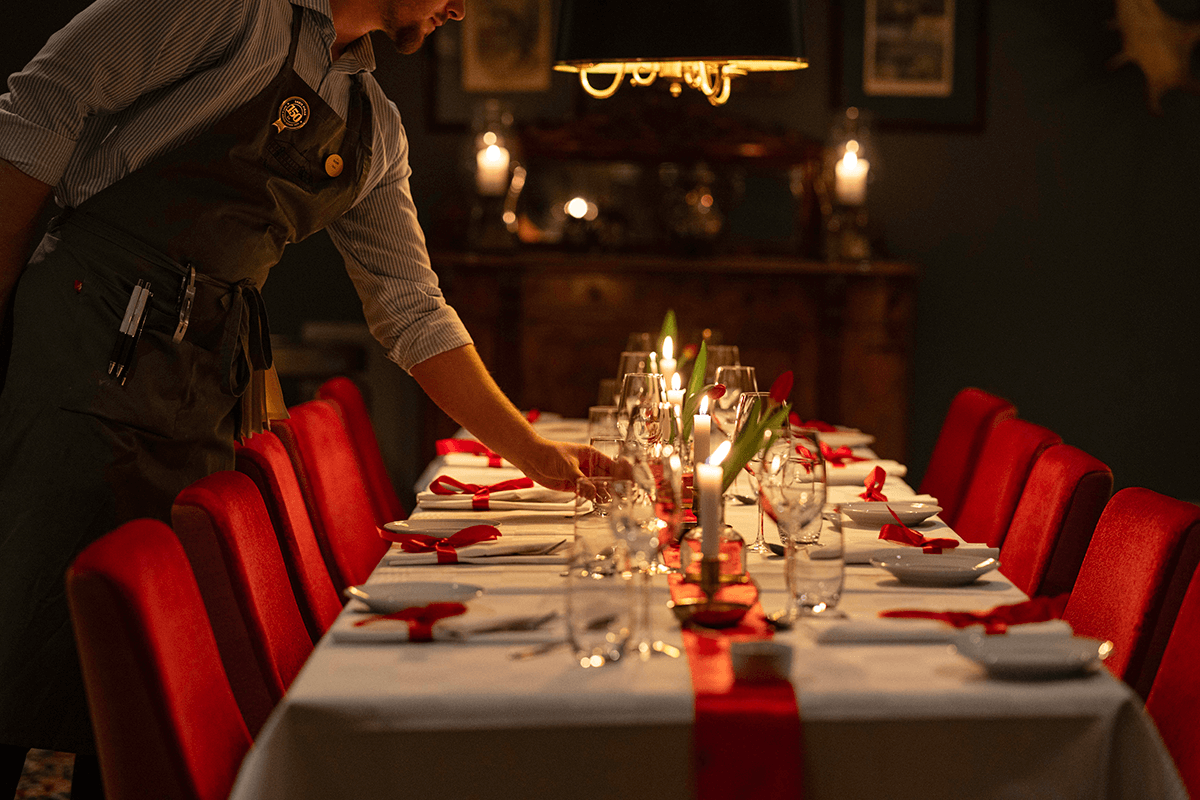 Julinspirerat dukat middagsbord i restaurangen