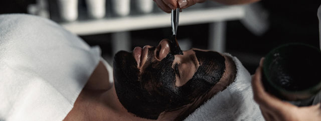 Spabehandling med ansiktsmask