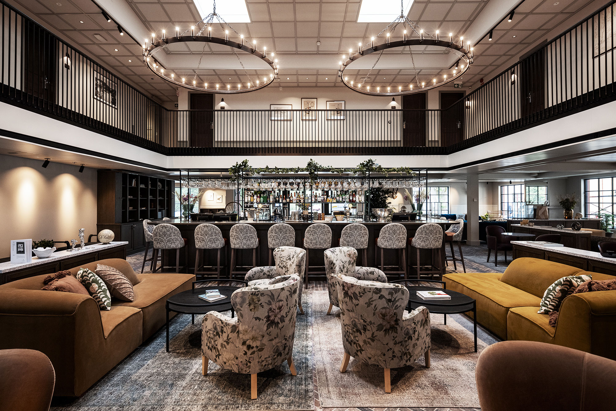 Stor hotellbar med vacker inredning