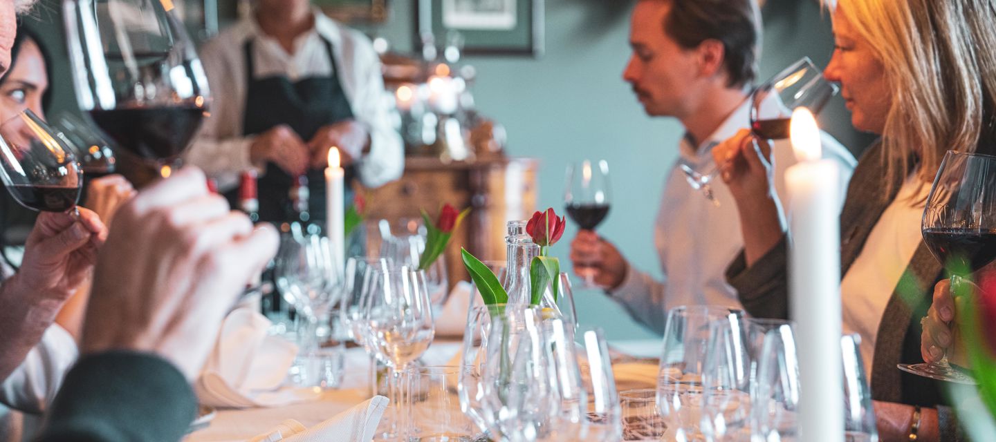 Vinprovning med en större grupp i restaurangen