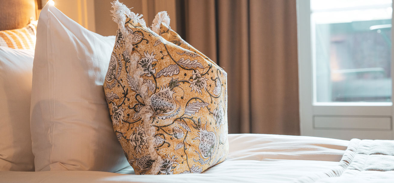 Prydnadskuddar på hotellsängen