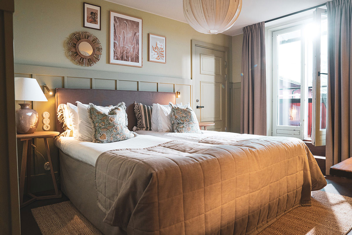 Hotellsovrum i dova färger på Värmdö