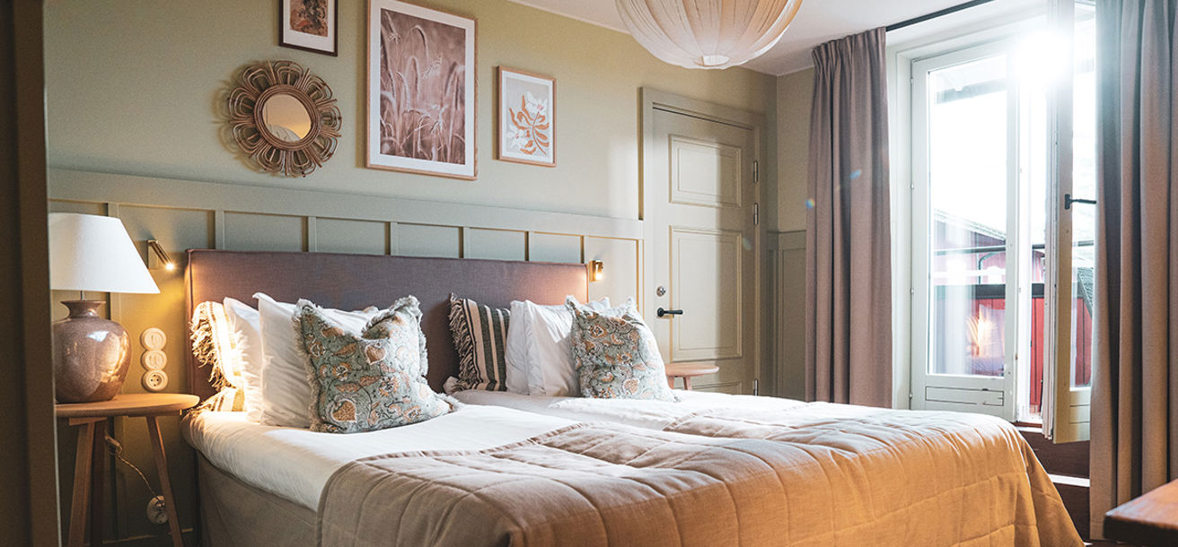 Hotellsovrum i dova färger på Värmdö