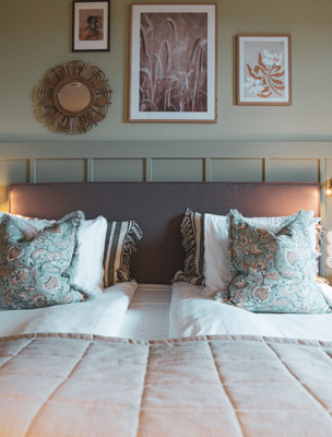 Hotellsäng bäddad med mjuka, rosa örngott